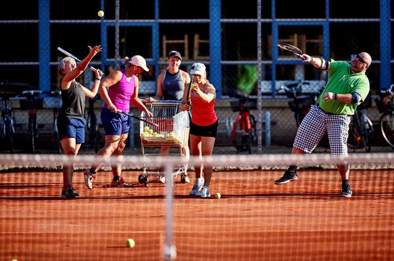 Personer der træner tennis